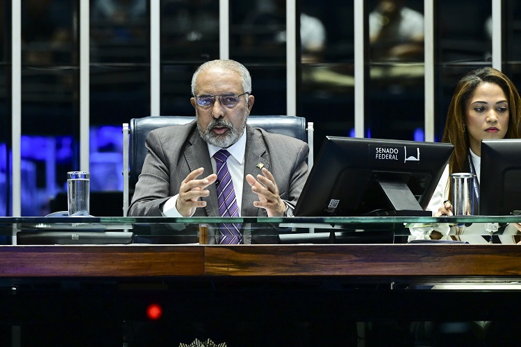 Debate promovido por Paim expõe problemas da precarização do trabalho