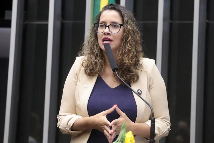 Prevenção à violência contra meninas nas escolas é tema de PL da deputada Denise Pessôa