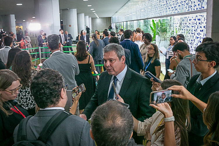 Lindbergh pede ao STF afastamento cautelar de Cláudio Castro