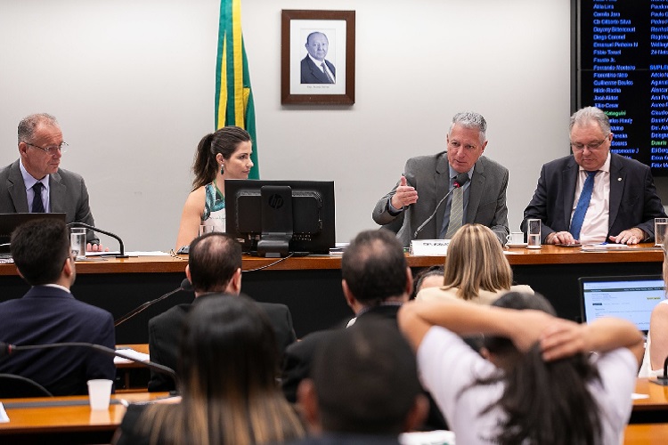 Relatório que propõe redução de isenções fiscais em até 10% é aprovado na CFT