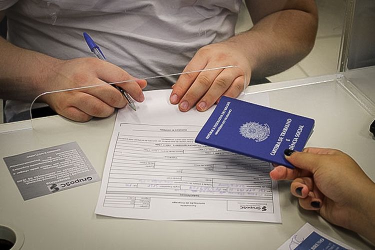 Faz o L: Brasil bate recorde de empregos formais, com quase 49 milhões de registros