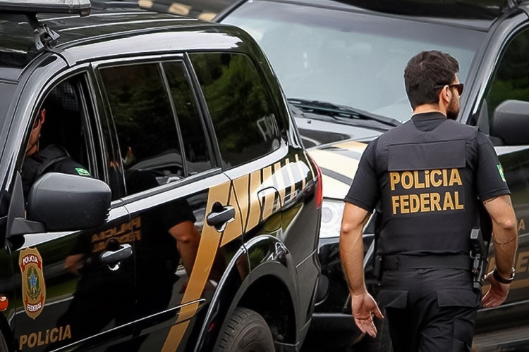 Em grande operação contra fraudes, PF prende dono do Banco Master