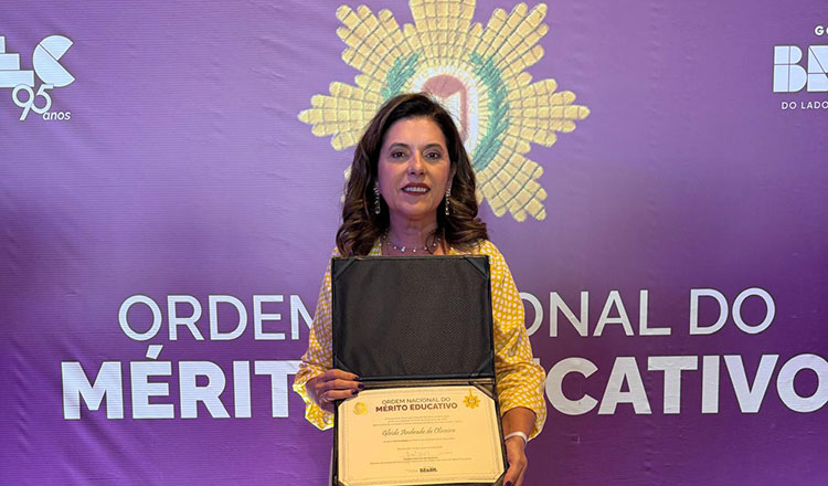 Gleide Andrade recebe a Ordem Nacional do Mérito Educativo