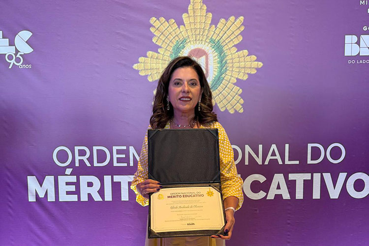Gleide Andrade recebe a Ordem Nacional do Mérito Educativo