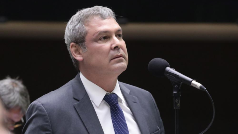 “É possível fazer as duas coisas”, diz Lindbergh sobre defesa e segurança