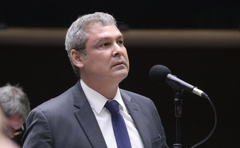 “É possível fazer as duas coisas”, diz Lindbergh sobre defesa e segurança