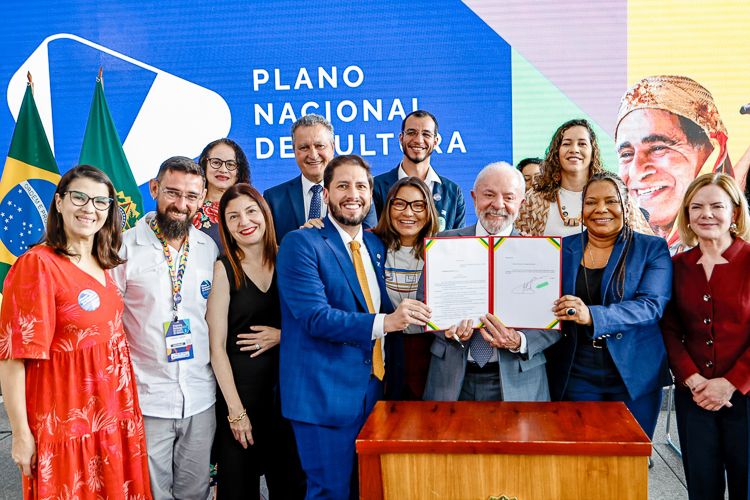 Lula pede “revolução cultural” no país ao assinar PNC 2025-2035