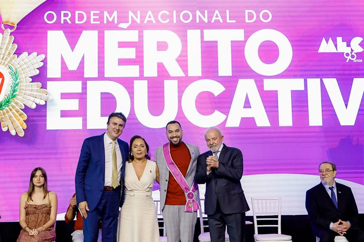 Lula: “Coloque dinheiro na educação, que esse país fará a sua revolução”
