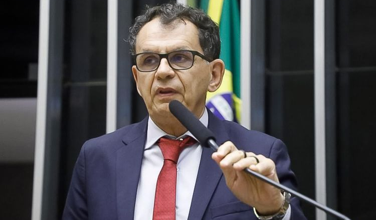 Enquanto fascistas mentem, Lula rebate com fatos e ações em favor da educação