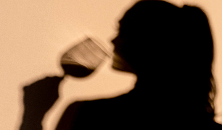 Mulheres dependentes de álcool terão assistência especializada no SUS