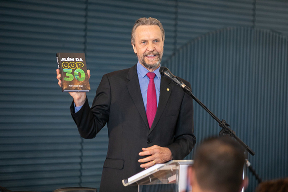 Uczai lança obras sobre sustentabilidade, orçamento e o golpe contra Dilma e Lula