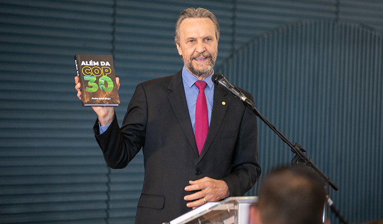 Uczai lança obras sobre sustentabilidade, orçamento e o golpe contra Dilma e Lula