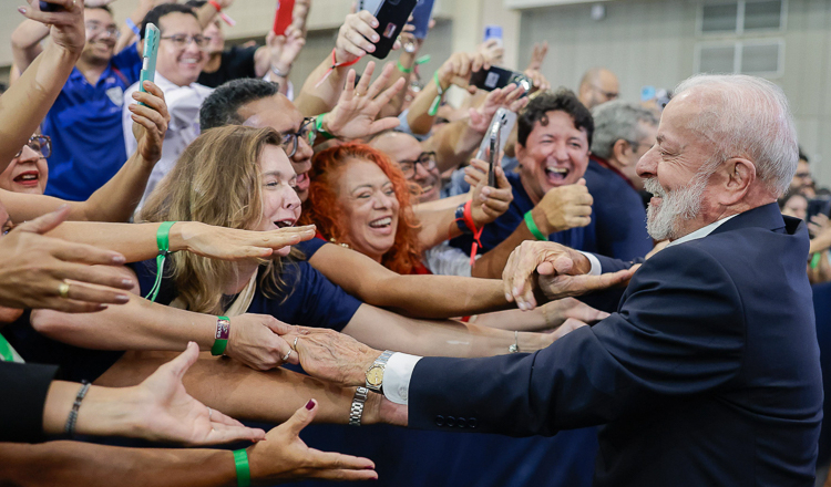 Lula lança no CE Carteira Docente e defende igualdade de oportunidades