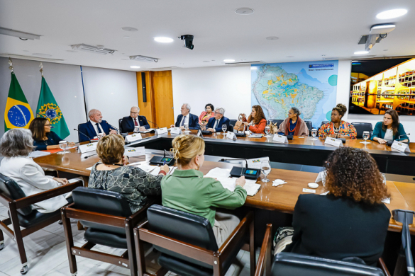 Lula pede a Poderes lista de propostas para pacto pela vida das mulheres