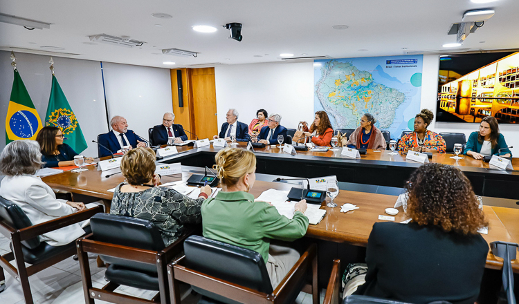 Lula pede a Poderes lista de propostas para pacto pela vida das mulheres