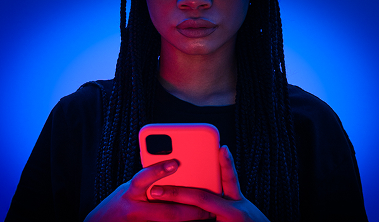 Fim de ataques misóginos on-line: lei modelo inspira países a agir