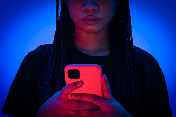 Fim de ataques misóginos on-line: lei modelo inspira países a agir