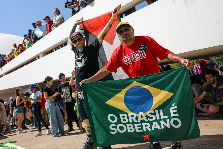 Publicações antidemocráticas e falsas da extrema direita são denunciadas pelo PT