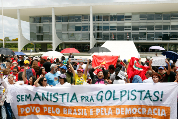 Lula veta redução de pena a golpistas