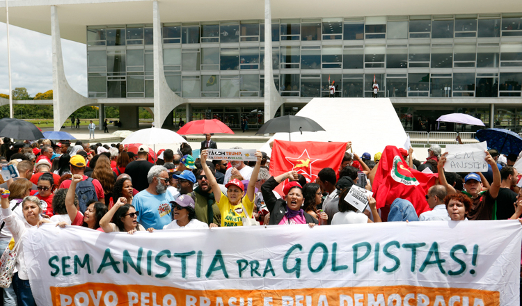 Lula veta redução de pena a golpistas em ato histórico no Planalto