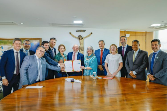 Governo Lula garante ganho real ao magistério e atualiza piso salarial de professores