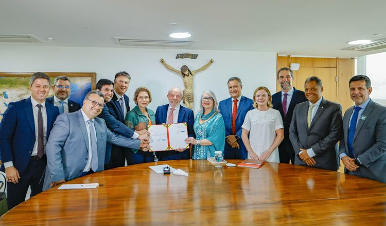 Governo Lula garante ganho real ao magistério e atualiza piso de professores