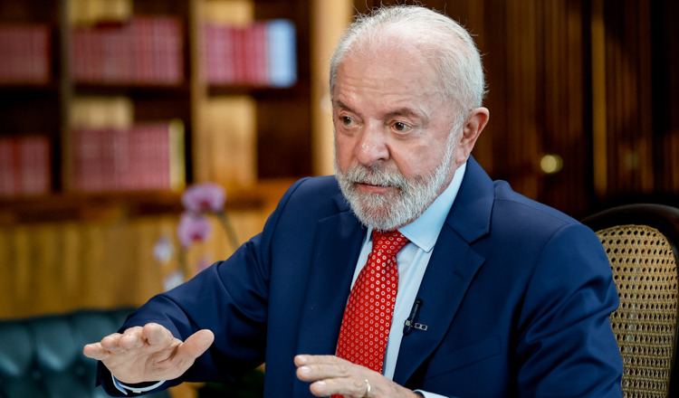 Lula barra altos salários que ultrapassariam limite previsto na Constituição