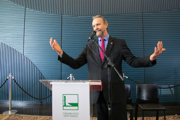 Novo líder do PT elege fim da escala 6x1, tarifa zero e luta nas redes como prioridades