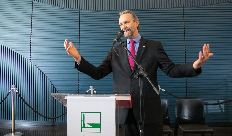 Novo líder do PT elege fim da escala 6×1, tarifa zero e luta nas redes como prioridades