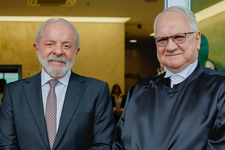 Lula afirma que Brasil é maior que golpistas e lista ameaças digitais sobre eleição