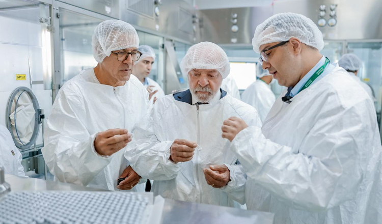 Lula comemora 1ª vacina da dengue, 100% brasileira, e faz defesa da ciência