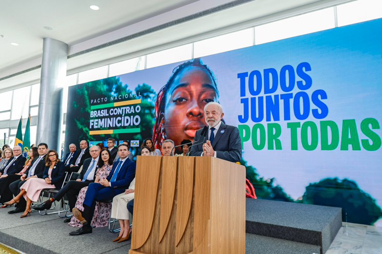 ‘Nós vamos meter a colher’, diz Lula sobre violência contra a mulher