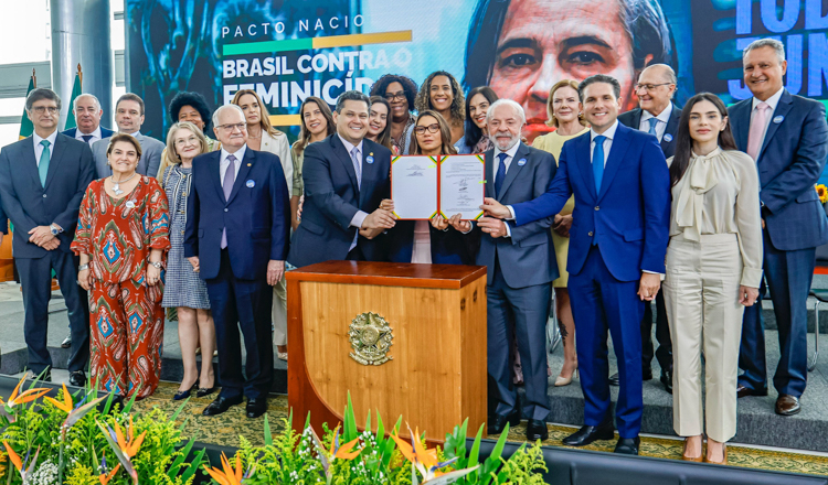 ‘Nós vamos meter a colher’, diz Lula sobre violência contra a mulher