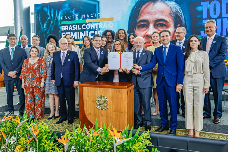 ‘Nós vamos meter a colher’, diz Lula sobre violência contra a mulher