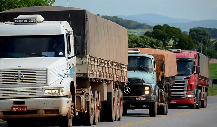 Governo Lula dialoga com caminhoneiros para evitar greve