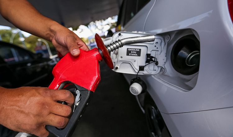 Lula mantém ofensiva contra alta de combustíveis e articula estoque regulador