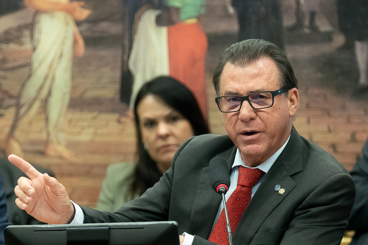 Fim da escala 6×1 ‘é factível e sustentável’, afirma ministro do Trabalho