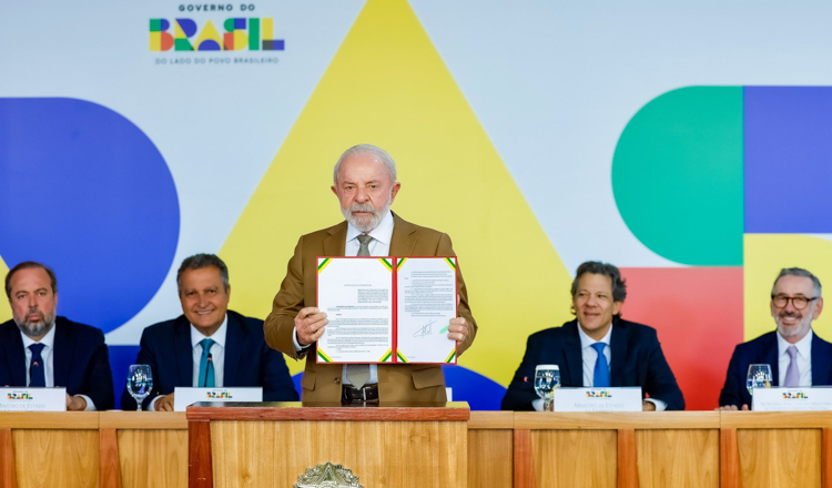 Lula zera imposto para que guerra não afete bolso do caminhoneiro e preço da comida