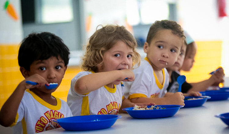 Governo Lula amplia repasse para melhorar qualidade da merenda de estudantes