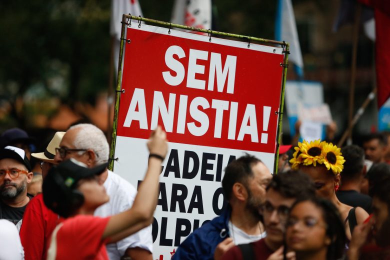 Derrubar veto a PL da Dosimetria mostra quem defende criminoso e quem quer democracia