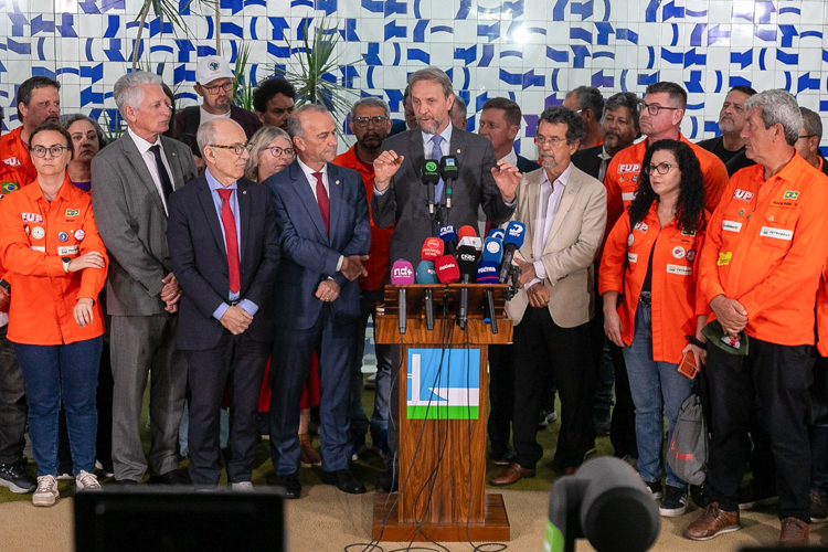 Após Bolsonaro vender refinarias, PT sugere nova estatal para atuar na distribuição