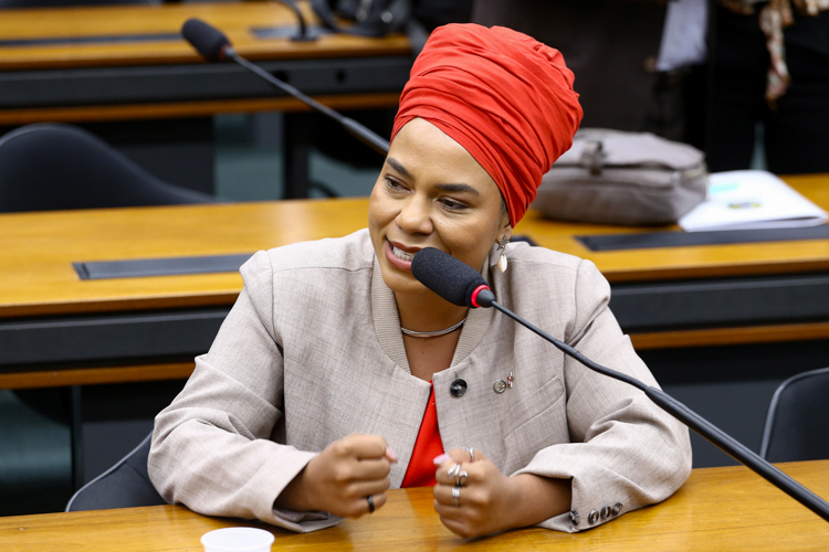 Petista articula apoio para votar misoginia com urgência