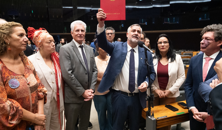 Bancada do PT comemora entrega do projeto que acaba com a escala 6×1