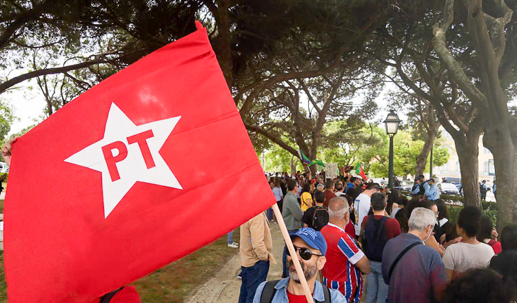 Lula em Lisboa: militância reúne centenas de pessoas em defesa da democracia