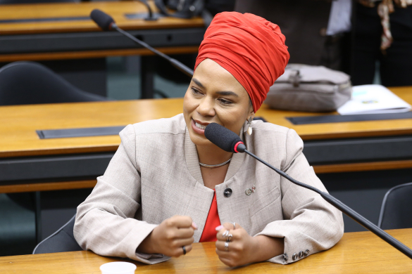 Petista articula apoio para votar misoginia com urgência