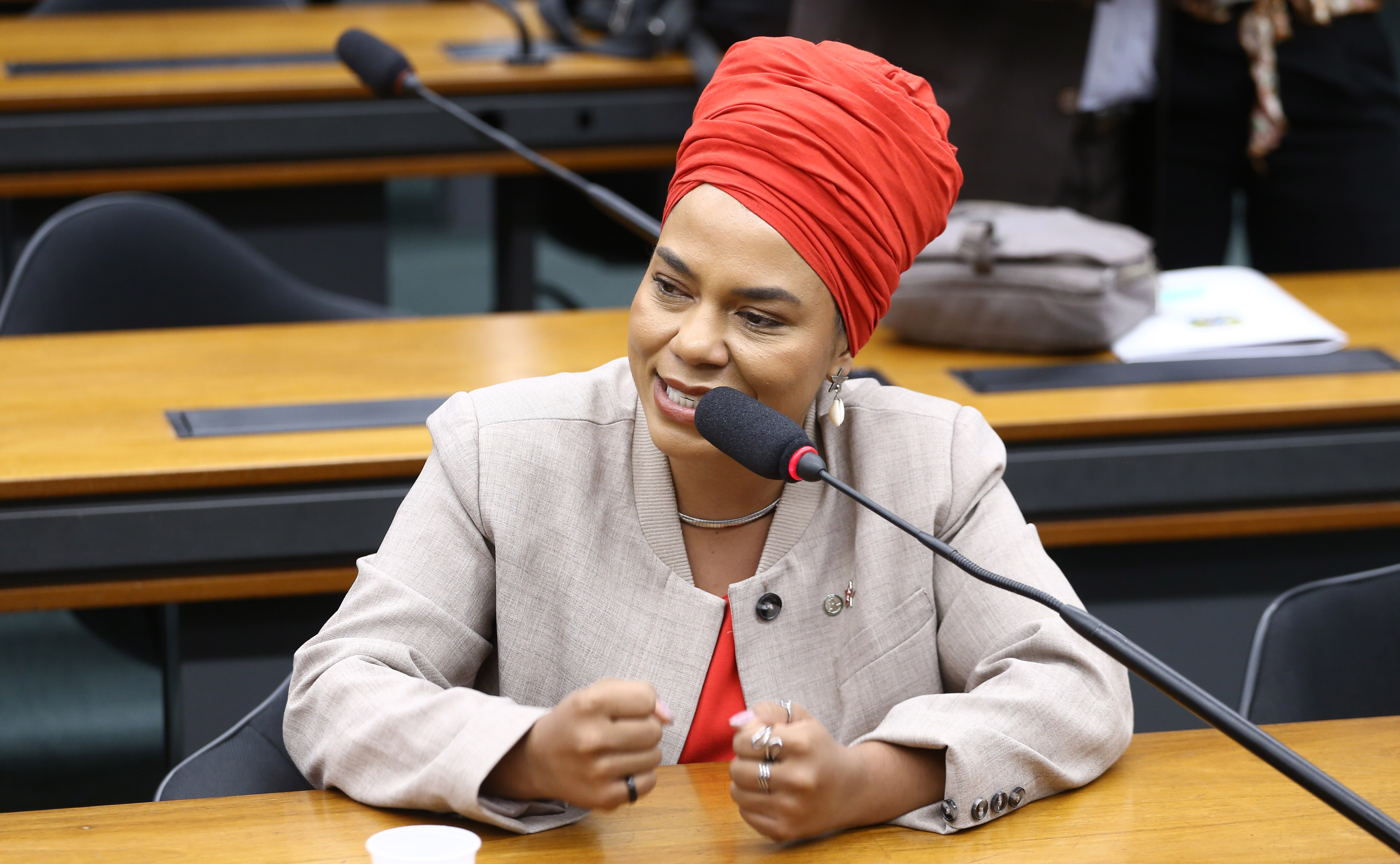 Petista articula apoio para votar misoginia com urgência