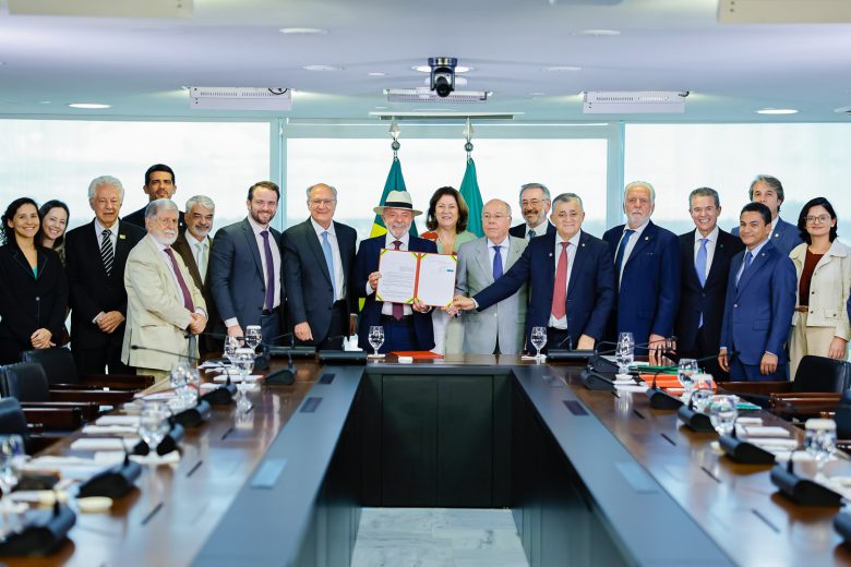 Brasil e União Europeia dão resposta a Trump em defesa da democracia, diz Lula