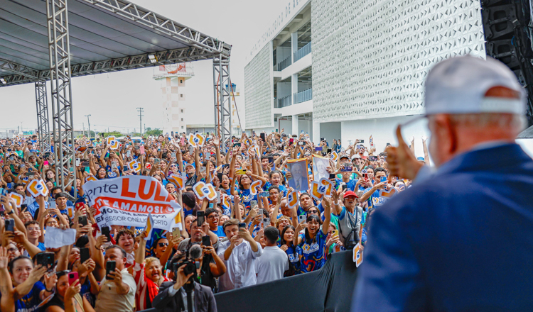Pé-de-Meia alcança 5,6 milhões de estudantes e reduz evasão escolar em 43%
