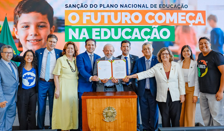 ‘O Brasil não precisa de escola cívico-militar’, diz Lula ao sancionar PNE