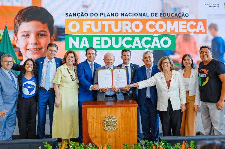 ‘O Brasil não precisa de escola cívico-militar’, diz Lula ao sancionar PNE